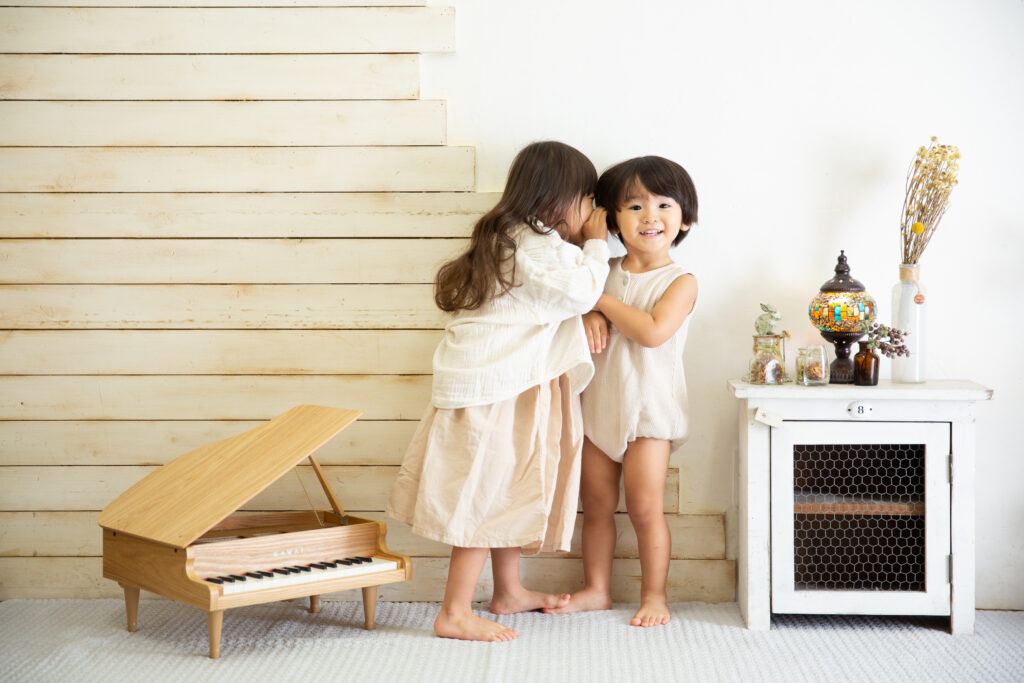 遊ぶ男の子と女の子