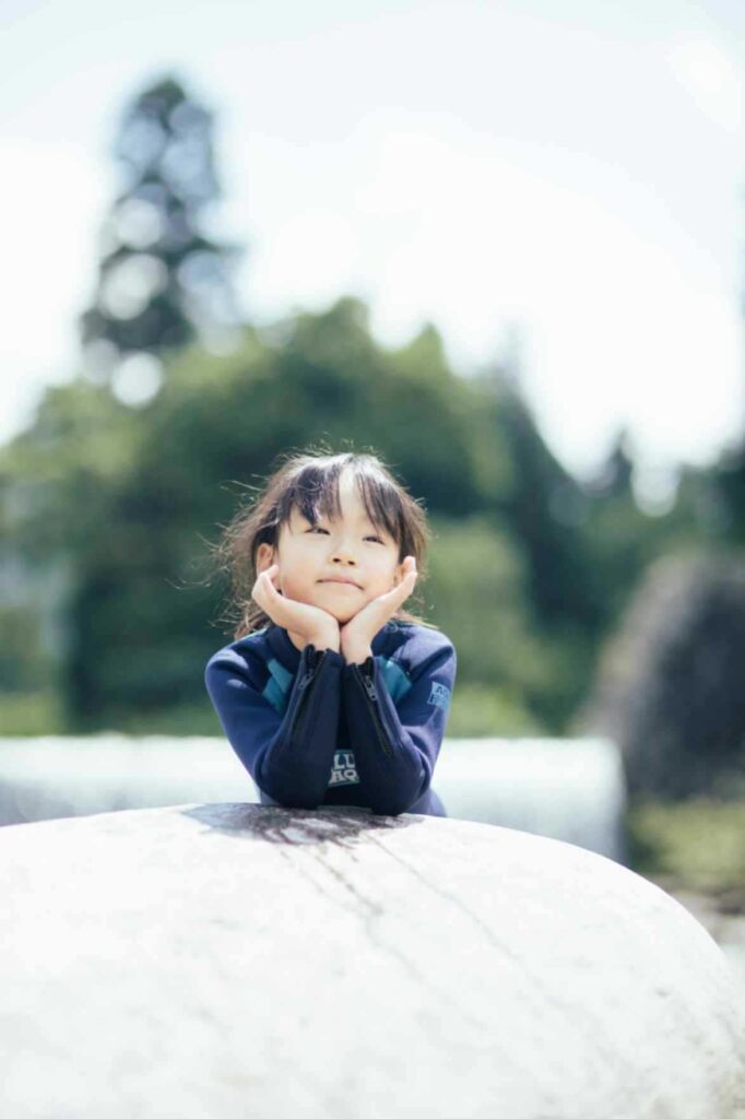 秋の空と子供